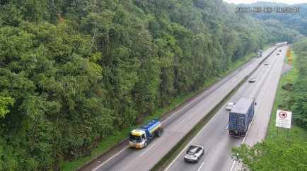 Paralisação de caminhoneiros não afeta abastecimento de combustível e alimentos no Paraná